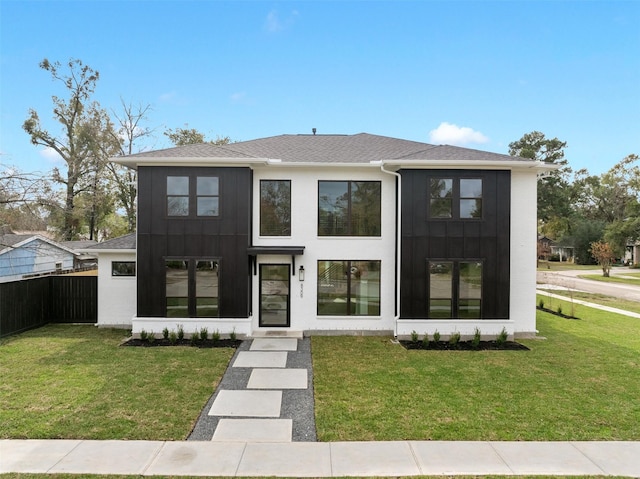 view of front of home featuring a front yard