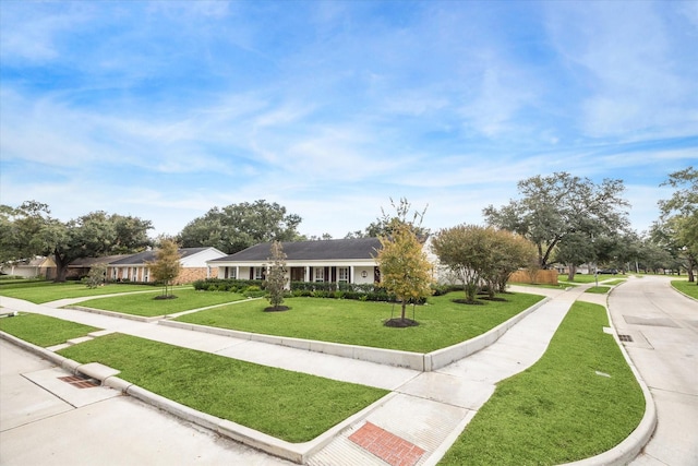 view of front of house featuring a front lawn