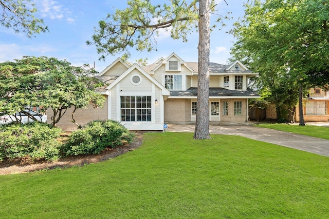 view of front of home featuring a front yard