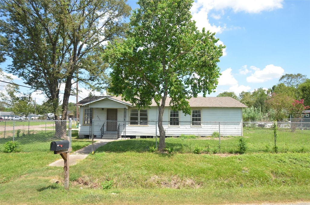 ranch-style house with a front lawn