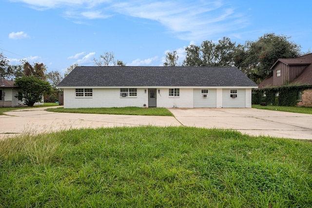 single story home featuring a front lawn