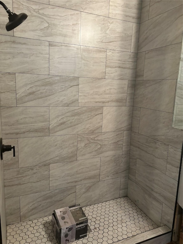 bathroom featuring tiled shower