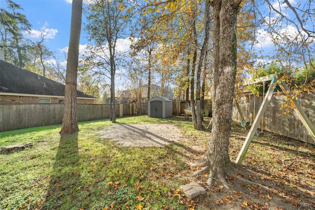 view of yard featuring a shed