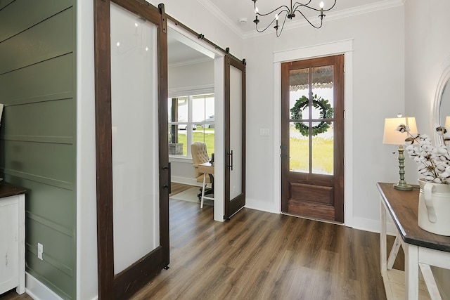 entryway featuring a barn door, crown molding, a chandelier, and dark hardwood / wood-style floors