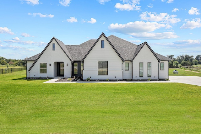 view of front of home featuring a front yard