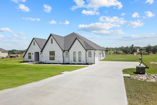 view of front of property featuring a front yard