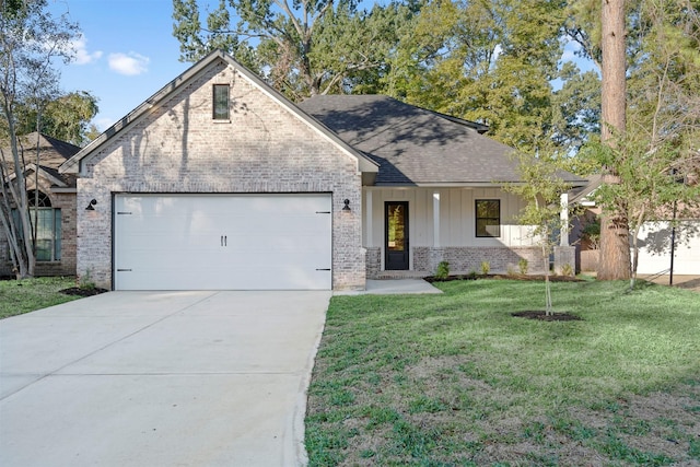 view of front of property featuring a front lawn and a garage