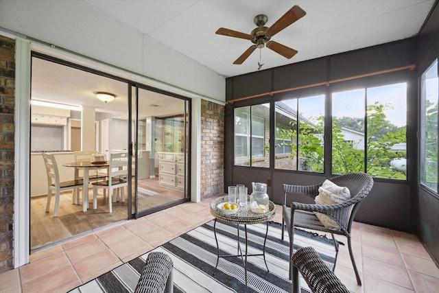 sunroom with ceiling fan