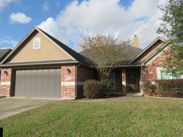 view of front of home featuring a front yard and a garage