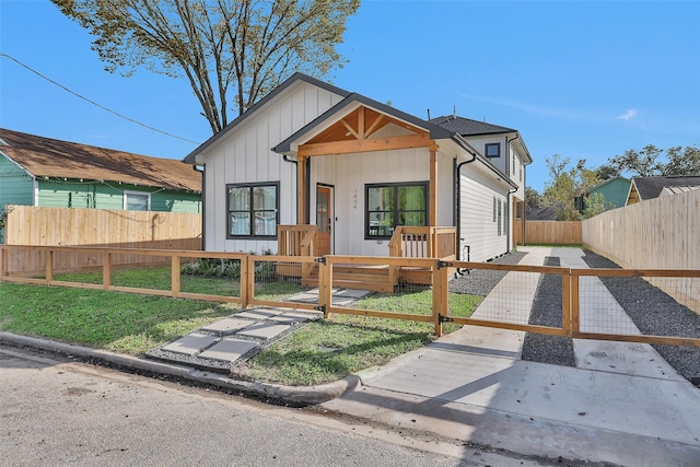 view of front of property featuring a front yard and covered porch