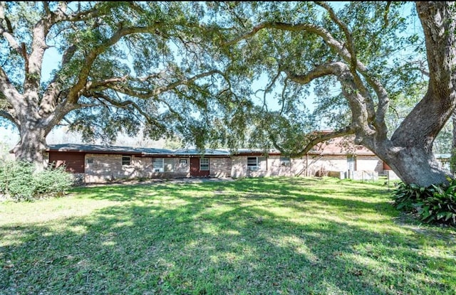 view of front of house featuring a front lawn