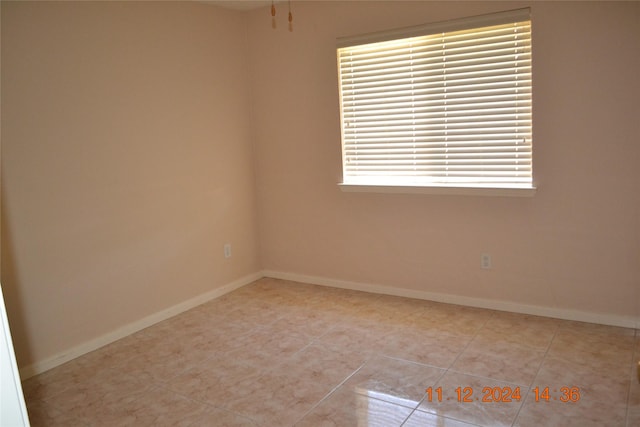 unfurnished room featuring light tile patterned flooring