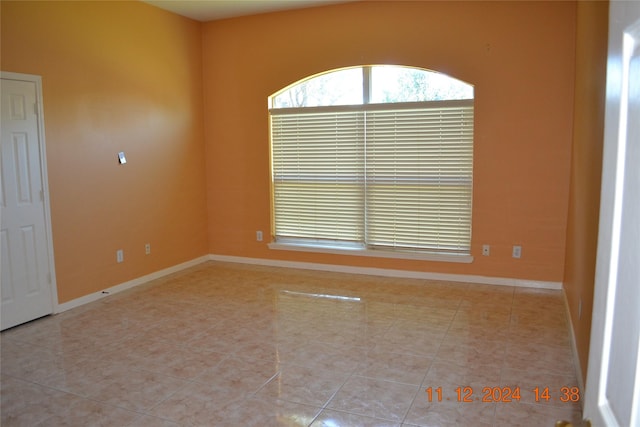 empty room featuring light tile patterned flooring