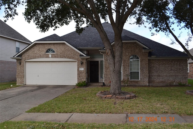 view of front of house featuring a front lawn and a garage