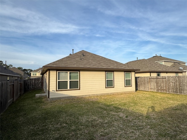 back of house featuring a lawn