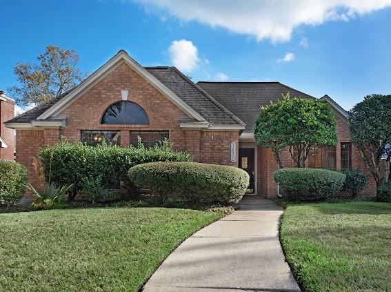 view of front of property featuring a front yard