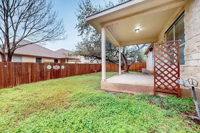 view of yard featuring a patio area