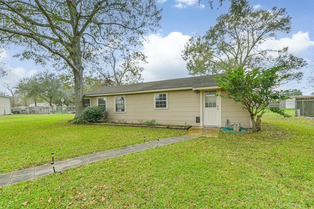 ranch-style home featuring a front lawn