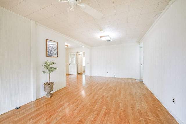 spare room featuring crown molding, light hardwood / wood-style flooring, and ceiling fan