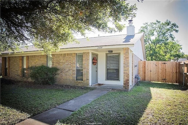 view of front of home featuring a front lawn