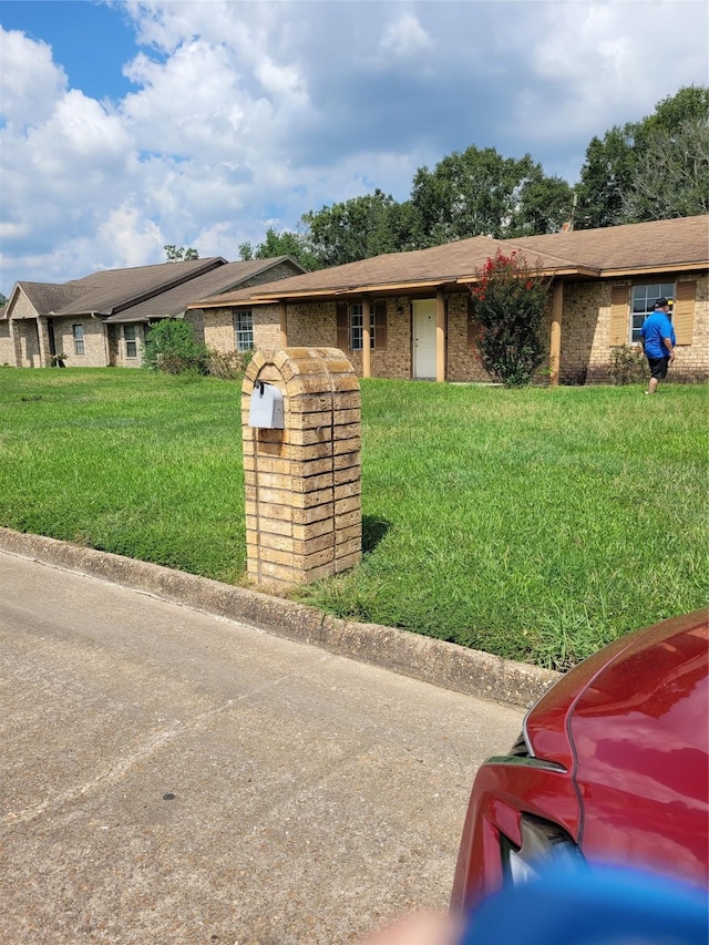 ranch-style house featuring a front lawn