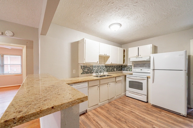 kitchen featuring kitchen peninsula, sink, light hardwood / wood-style floors, and white appliances