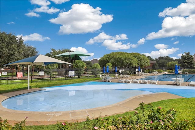 view of swimming pool featuring a yard