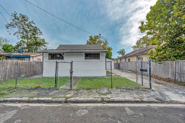 view of front facade with a front lawn