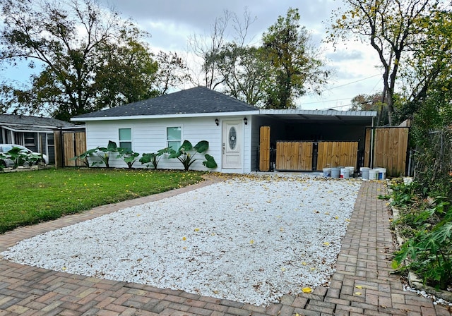 view of front of home with a carport and a front yard