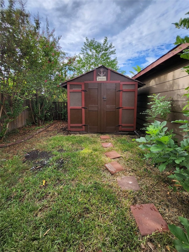 view of yard featuring a storage shed