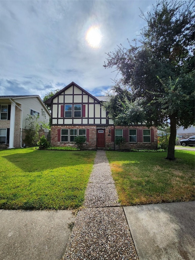 view of front facade with a front lawn