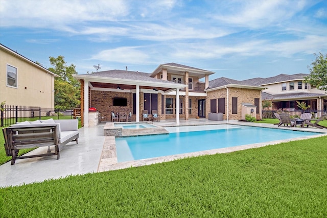 2826 S Cotswold Manor Dr, Kingwood, TX 77339 - view of swimming pool with a pool with connected hot tub, a yard, a ceiling fan, a patio, and fence