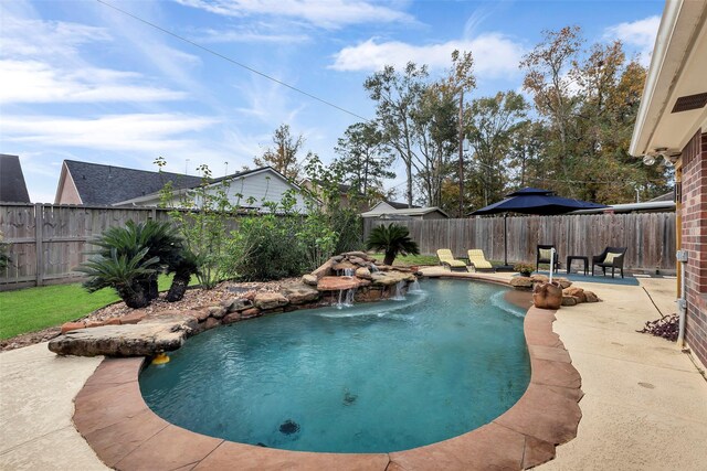 view of pool with pool water feature and a patio