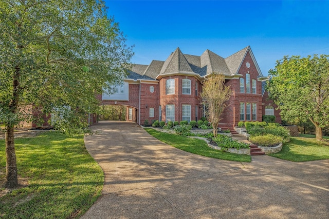 view of front of house featuring a front lawn and a carport