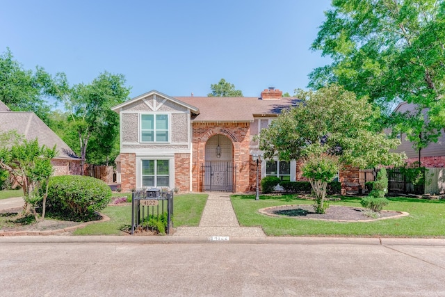 view of front of property featuring a front lawn