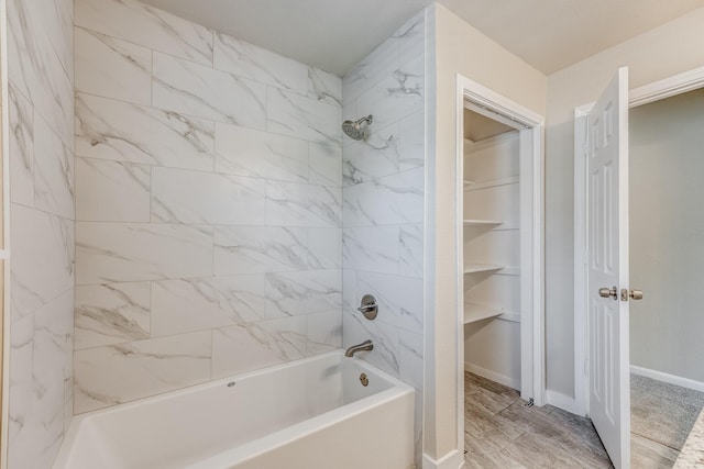 bathroom featuring tiled shower / bath combo