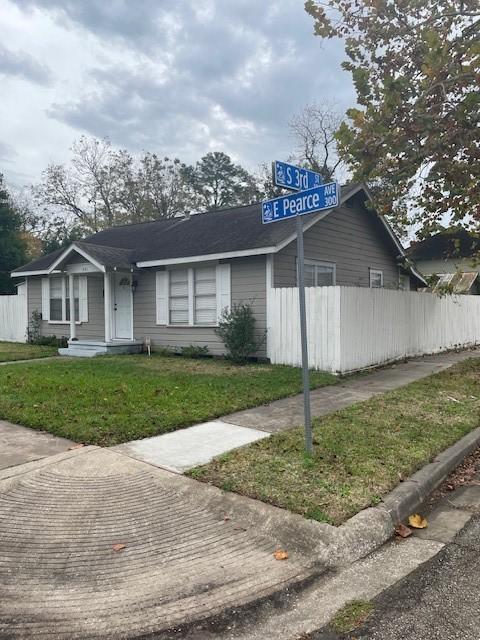 view of front facade with a front yard