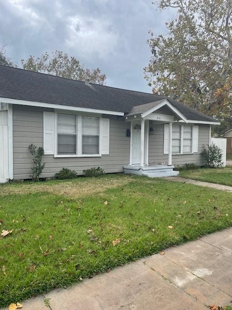 ranch-style home with a front lawn