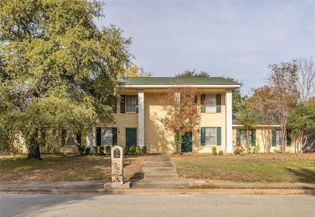 view of front of home with a front lawn