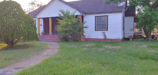 view of front facade featuring a front yard