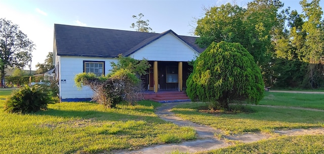 view of front of home with a front yard and covered porch