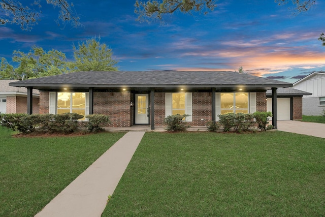 view of front facade featuring a yard and a garage