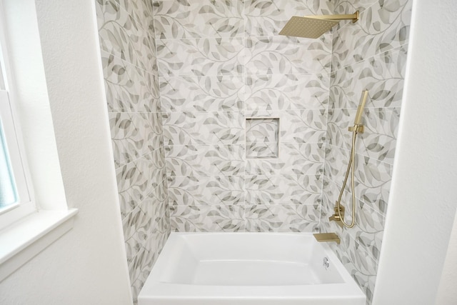 bathroom with tiled shower / bath