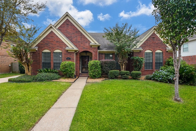 view of front of property featuring a front lawn