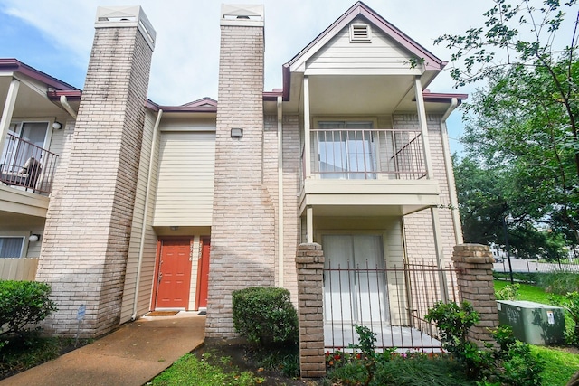 townhome / multi-family property featuring a balcony