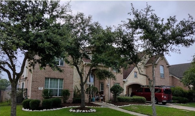 view of front facade featuring a front yard