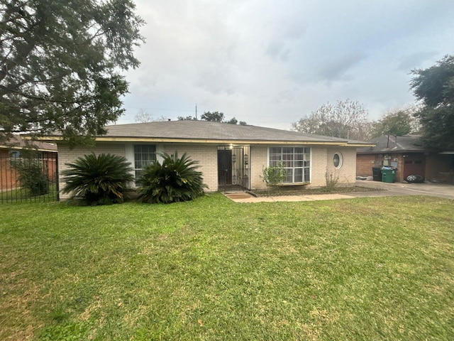 ranch-style home featuring a front lawn