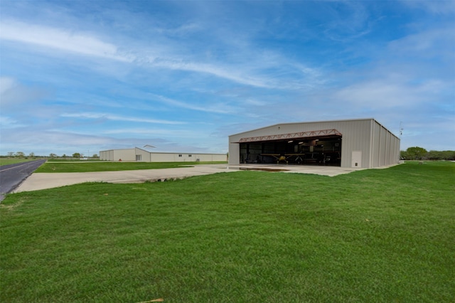 view of yard with an outdoor structure