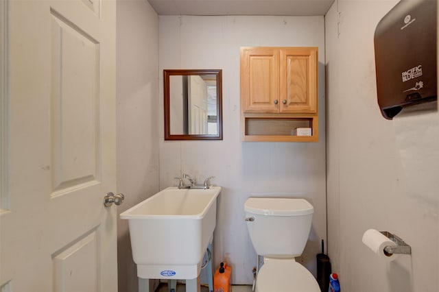 bathroom featuring toilet and sink