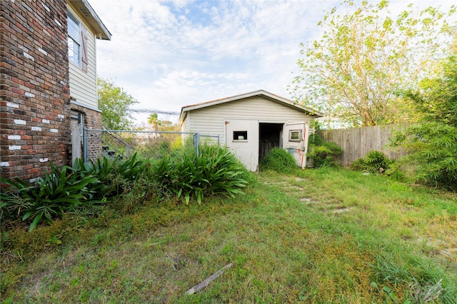 view of yard with an outbuilding